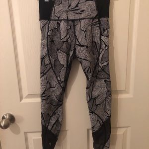 Lululemon 7/8 tights. Mesh panels and pockets.